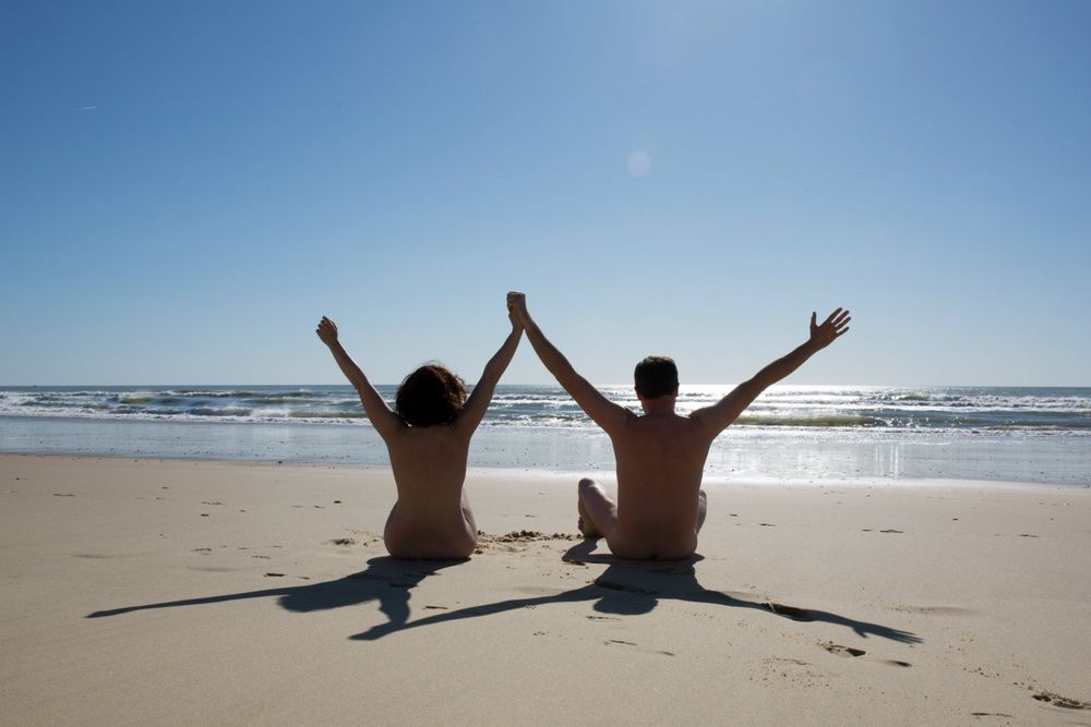 couple-nudist-beach-shutterstock_419311351