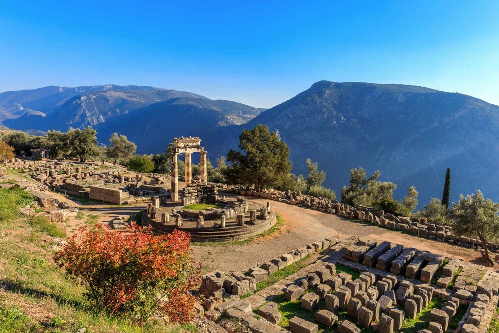 Ruins Athina Pronaia Temple in Delphi, Greece © Shutterstock