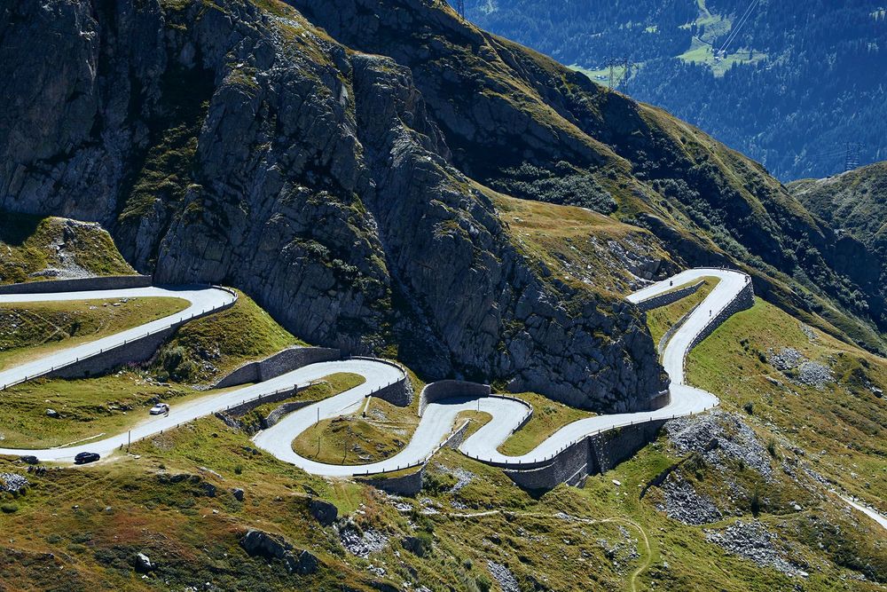 Winding roads of Via Tremola, Gotthard Pass, Switzerland © Freedom_wanted/Shutterstock