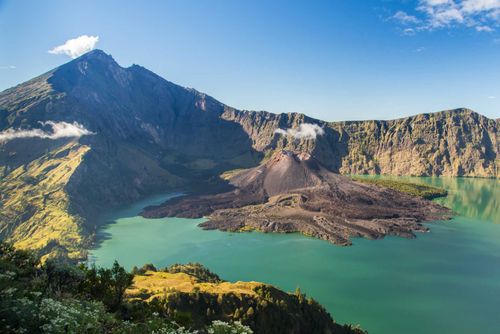 crater-rinjani-lombok-indonesia-shutterstock_377507917