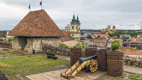 The city walls with lookout tower, sham cannon and views of the historic center of Eger. Hungary © Stavrida/Shutterstock