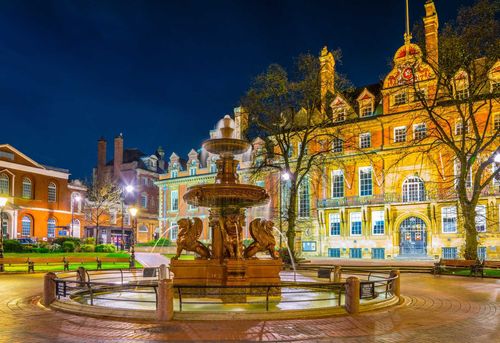 Night view of town hall in Leicester, England © trabantos/Shutterstock