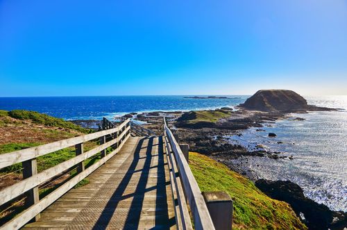 View of the coastline at Nobbies Centre in Phillip Island, Victoria, Australia © Javen/Shutterstock