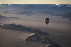 ballon-flying-namibia-shutterstock_421962736