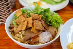 cao lau vietnam vietnam food