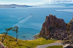 Rock Shamanka on island Olkhon, lake Baikal © gans33/Shutterstock