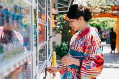 vending-machine-kimono-geisha-shutterstock_1214155840